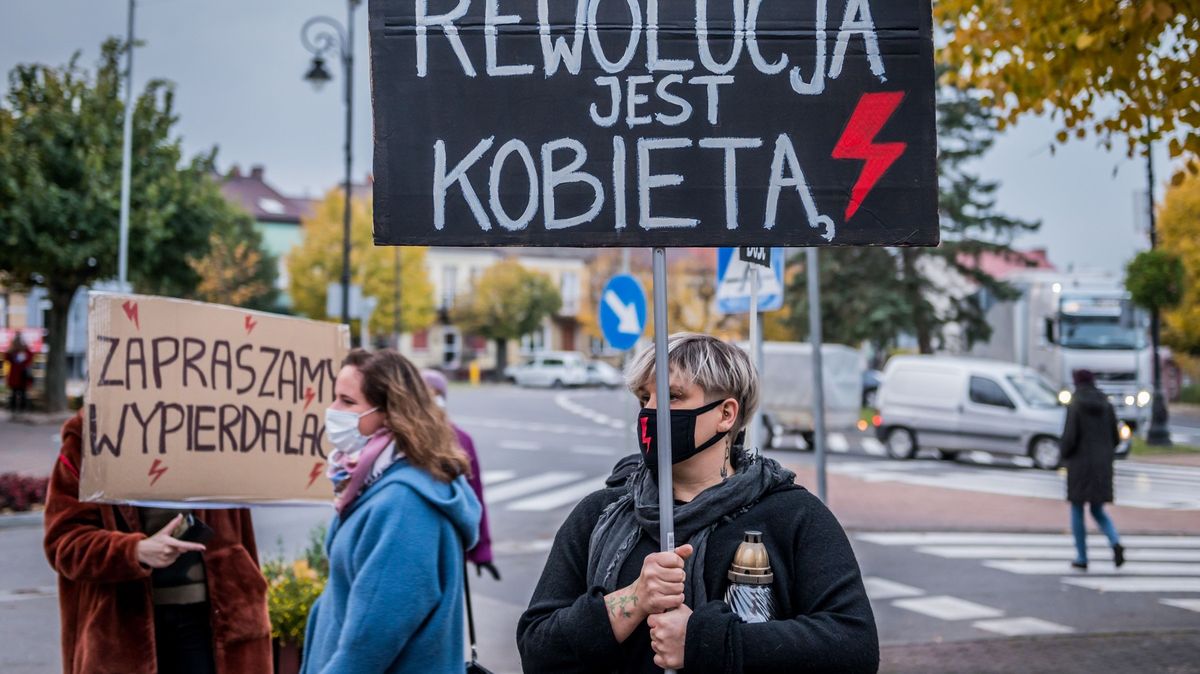 Protesty v Polsku pokračují pátým dnem, ve Varšavě najelo auto do davu